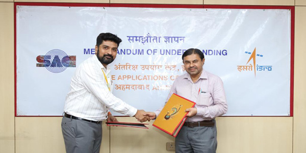 Hardik Soni, Co-founder & CTO, Navwireless Technologies signing MoU with Nilesh Desai, Director, Space Applications Centre (SACISRO), Ahmedabad.